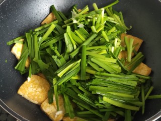 韭菜炒豆腐,倒入韭菜