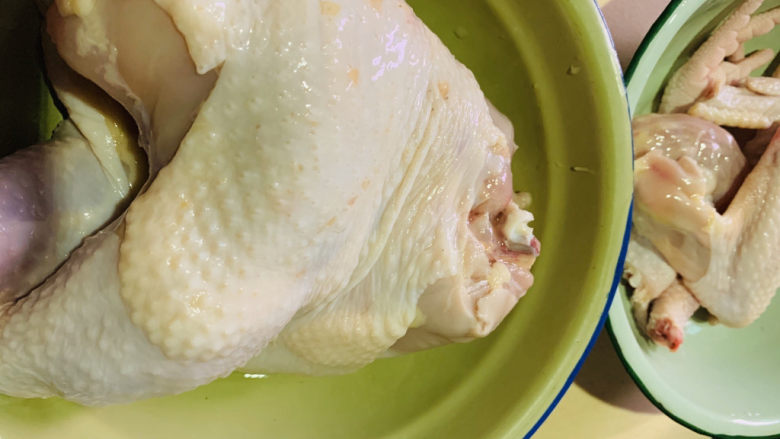 盐焗手撕鸡,把脖子鸡脚鸡翅切下来，可以用来炖汤，其余部分保留不用切，直接用来做盐焗手撕鸡；