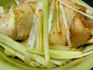 盐焗手撕鸡,搅拌均匀，腌制十五分钟，去除腌制的食材，并沥干；