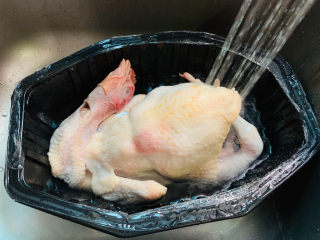 盐焗手撕鸡,先用清水将整只鸡冲洗干净；