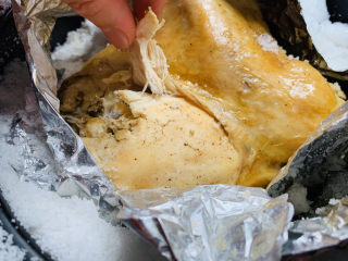 盐焗手撕鸡,出锅，小心把表面的盐先去除，撕开锡纸，动作小心，避免盐掉入鸡肉里；