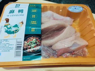姜爆鸭子,买麻鸭一盒，这种鸭子比较容易煮熟；