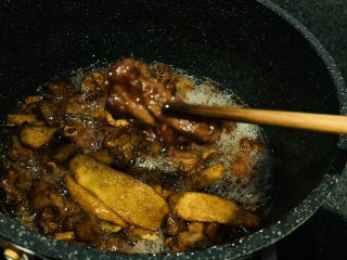 姜爆鸭子,鸭肉呈焦黄色，汤汁浓稠，就可以起锅。