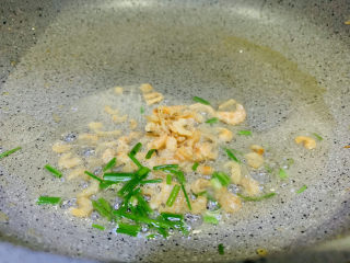凉拌菠菜粉丝,锅里用少许油，加入泡开的海米和洗净的葱沫，炒香；