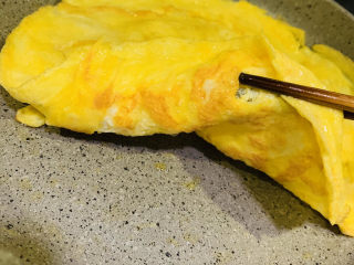 凉拌菠菜粉丝,鸡蛋两个打散，锅里放适量油，倒入鸡蛋，两面煎黄出锅；