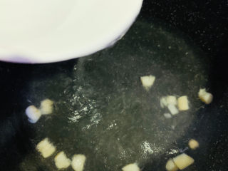 菠菜豆腐汤,加入清水；