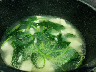 菠菜豆腐汤,菠菜在豆腐汤里滚一下，就可以出锅，因为刚才菠菜已经捞过了；