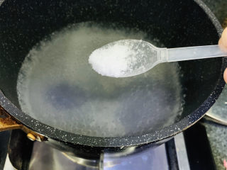 菠菜豆腐汤,锅里放水，加少许盐；