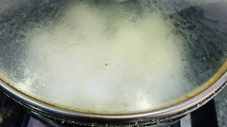 菠菜豆腐汤,盖煮锅盖，煮5分钟，让干贝鲜味和豆腐融合；