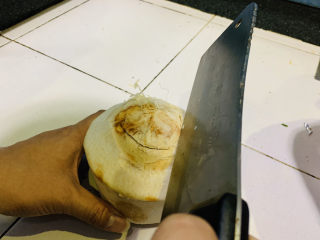 椰子炖鸡,椰子可以自己挖开，用砍骨头刀，沿顶部四周先敲一圈，然后沿缝，挖一个盖子；
