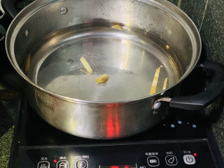 椰子炖鸡,汤锅倒入清水，加少许姜丝，大火，盖住锅盖煮开；