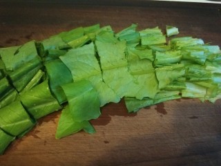 麻酱油麦菜,切成小段。