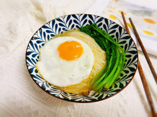 菠菜鸡蛋面,菠菜鸡蛋面简单美味，营养丰富！
