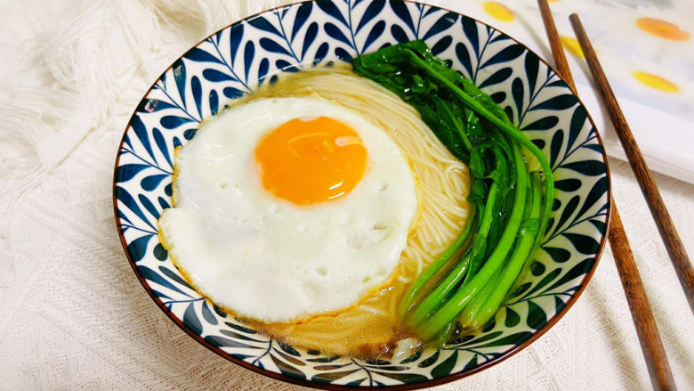 菠菜鸡蛋面,菠菜鸡蛋面简单美味，营养丰富！