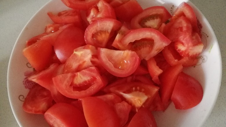 番茄炒蛋,番茄切成小块。
