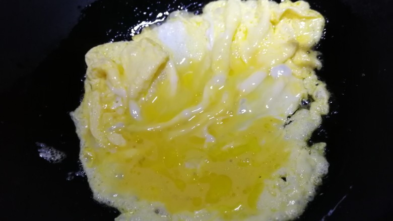 番茄炒蛋,转动炒锅，让中间的蛋液再次成饼，凝固。
