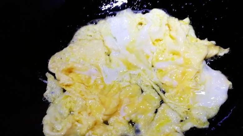 番茄炒蛋,快速把凝固的鸡蛋划散。