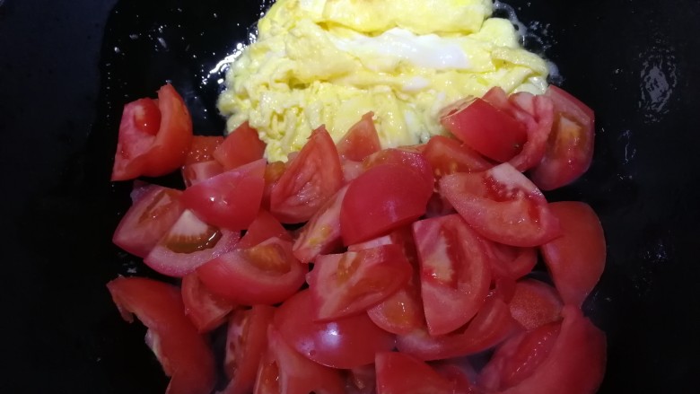 番茄炒蛋,用锅内炒鸡蛋剩下的油炒番茄。