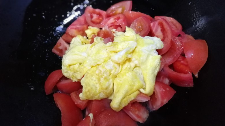 番茄炒蛋,鸡蛋放在番茄上，让番茄充分和锅内接触文火一分钟。