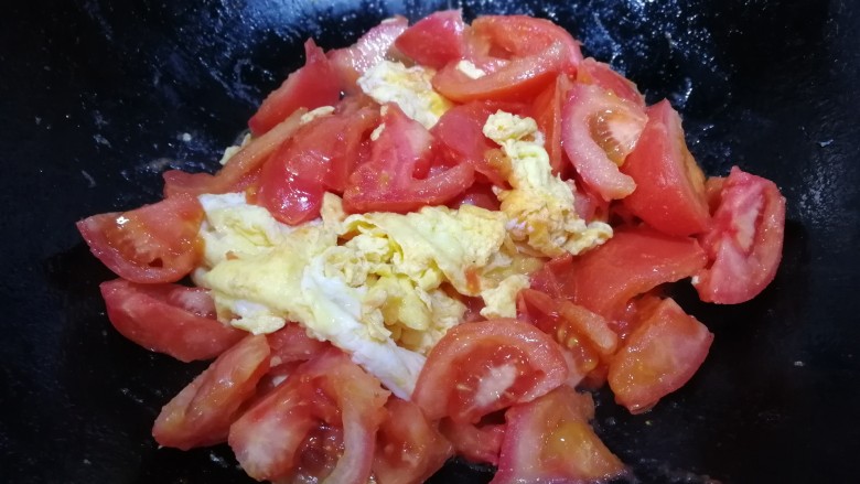 番茄炒蛋,把鸡蛋和开始变软的番茄翻炒。