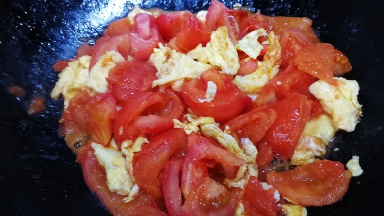 番茄炒蛋,翻炒均匀鸡蛋吸满了汤汁即可。