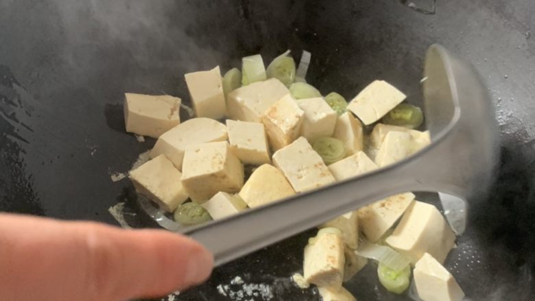 菠菜豆腐汤,轻轻的炒