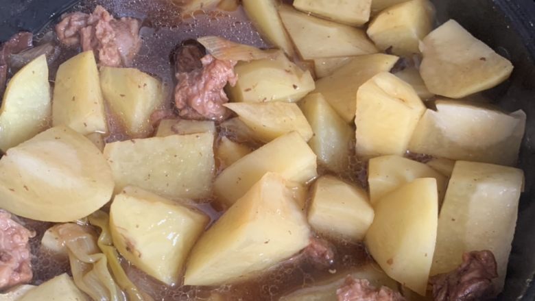 牛蹄筋炖土豆🥔,放锅里