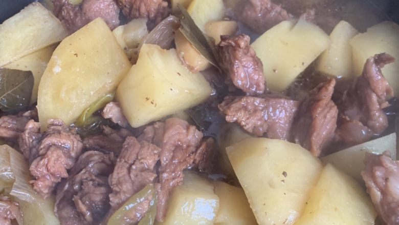 牛蹄筋炖土豆🥔,炖熟后出锅