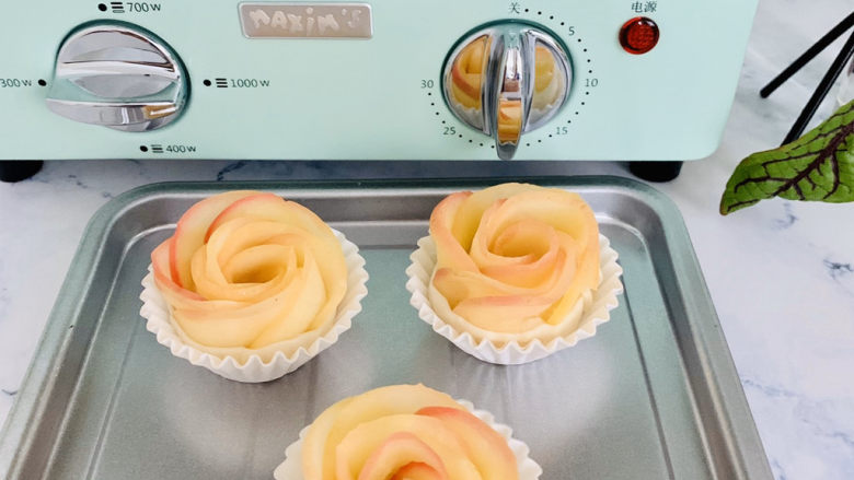 苹果玫瑰花挞,马克西姆烤箱提前预热。