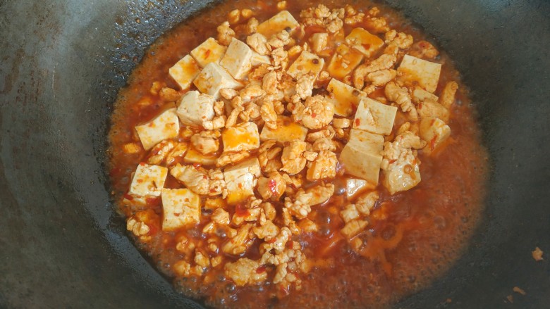 蒜苗鸡肉烧豆腐,加入少量清水大火烧开几分钟