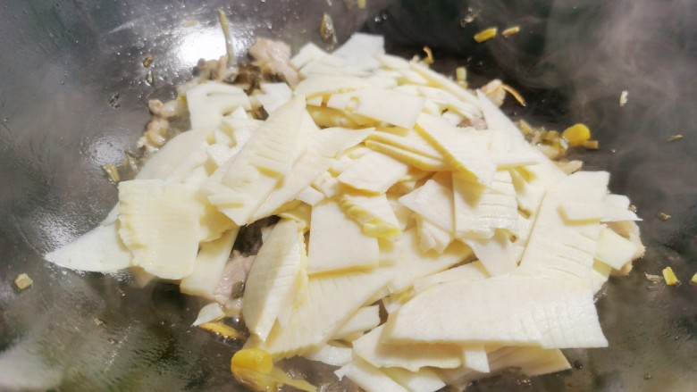 雪菜炒春笋,然后加入笋片，根据咸淡加入盐和少许生抽。雪菜本身已有咸味，注意盐不要加多。