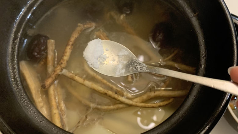 五子毛桃炖鸡汤,出锅后，加入适量的盐就可食用