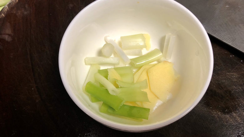 奶白鲫鱼豆腐汤➕朝看白水暮青山,小葱切段，姜切片