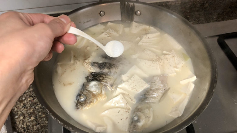 奶白鲫鱼豆腐汤➕朝看白水暮青山,根据个人口味添加适量食盐调味