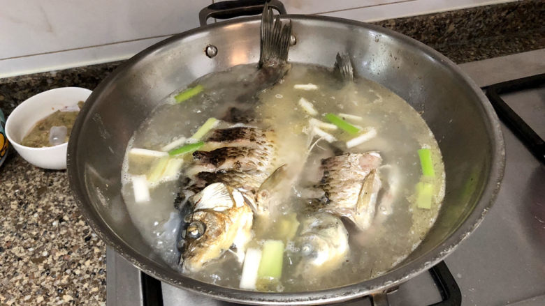 奶白鲫鱼豆腐汤➕朝看白水暮青山,加适量的热水，没过鱼身