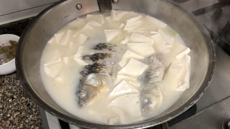奶白鲫鱼豆腐汤➕朝看白水暮青山,鱼汤已经变浓很白了