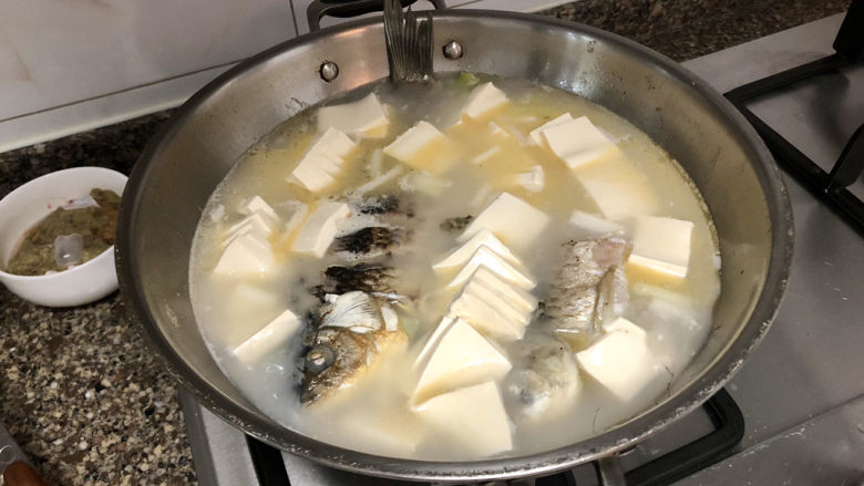 奶白鲫鱼豆腐汤➕朝看白水暮青山,放入豆腐，煮开