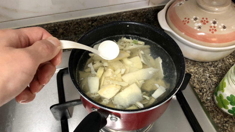 春笋炒腊肉➕好竹连山觉笋香,加少许盐，煮两三分钟