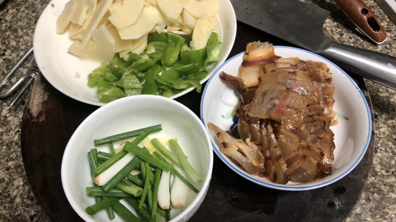 春笋炒腊肉➕好竹连山觉笋香,笋捞出过凉水，全部食材准备好