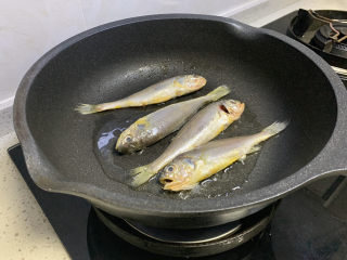 红烧小黄鱼,热锅热油，黄鱼下锅先煎一下