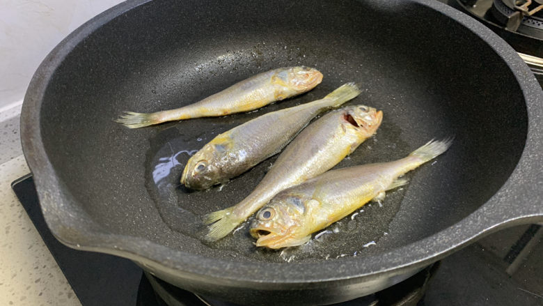 红烧小黄鱼,热锅热油，黄鱼下锅先煎一下