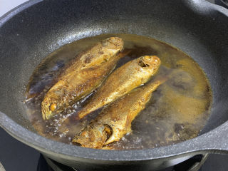 红烧小黄鱼,煮至一面入味，翻一面，煎过的雨特别容易吸味道
