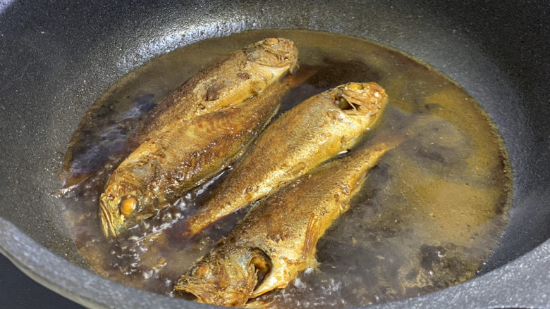 红烧小黄鱼,煮至一面入味，翻一面，煎过的雨特别容易吸味道