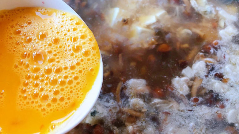 牡蛎豆腐汤,汤开时将蛋液淋入汤里