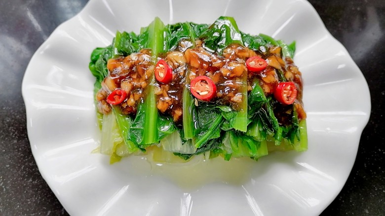蚝油油麦菜,将炒好的蚝油酱汁浇在生菜上，放上适量辣椒圈点缀