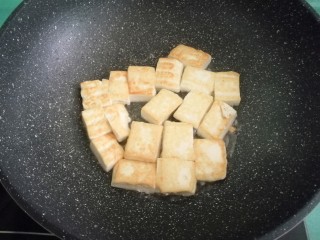 韭菜炒豆腐,煎至两面金黄
