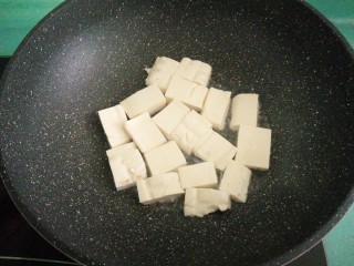 韭菜炒豆腐,放入切好的豆腐