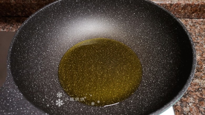 泡椒春笋,热锅倒油烧至八成热。