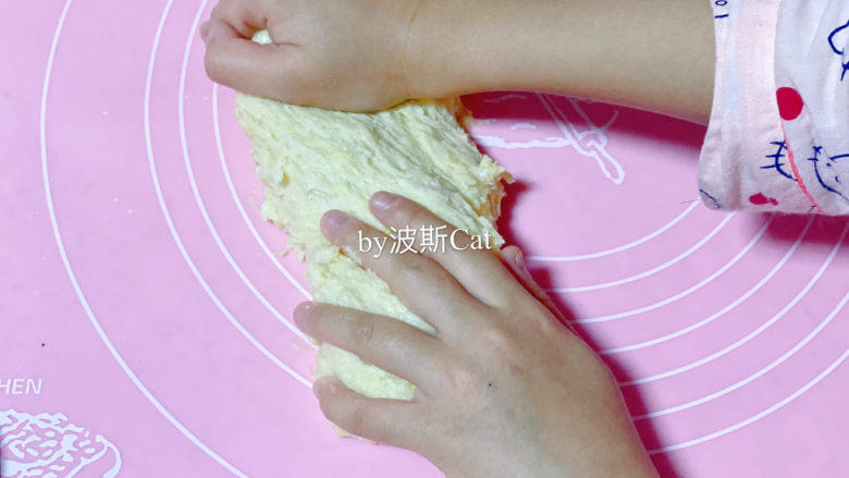 法国牛奶面包,用搓衣服手法把面团揉到矿展阶段，就是面团成型，还没到手套膜。这是女儿的手揉面。