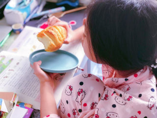 法国牛奶面包,作为网课课间餐，女儿吃得停不到口